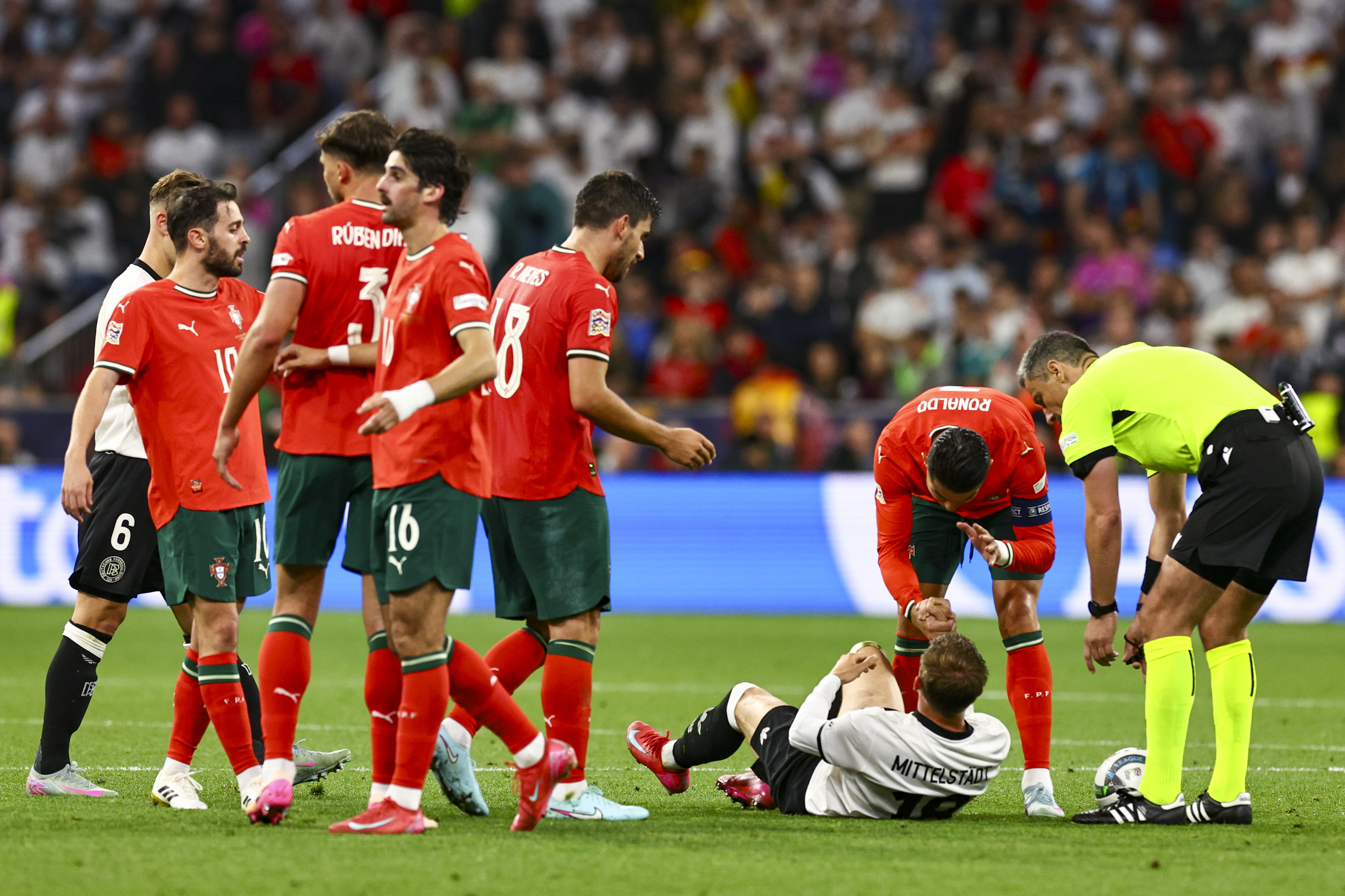 开云体育平台APP-欧国联半决赛抢眼瞬间，球迷热议