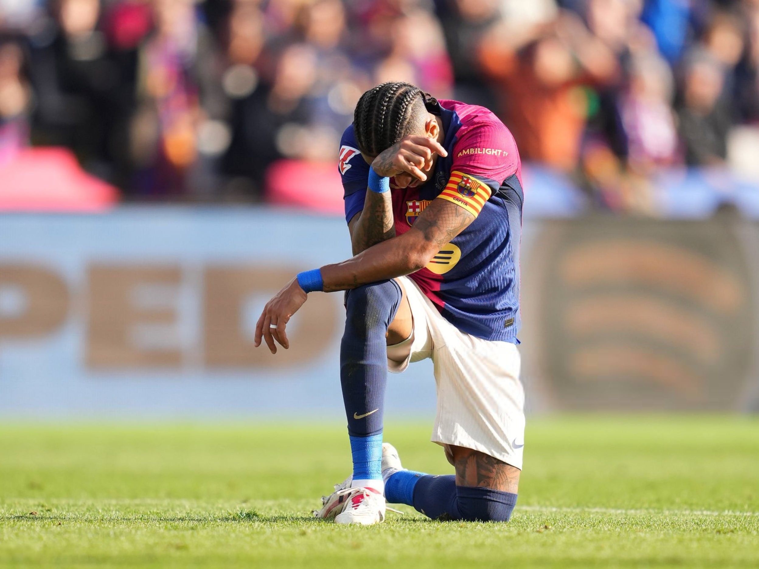 包含梅西带伤上阵，巴塞罗那坚守主场保持不败的词条