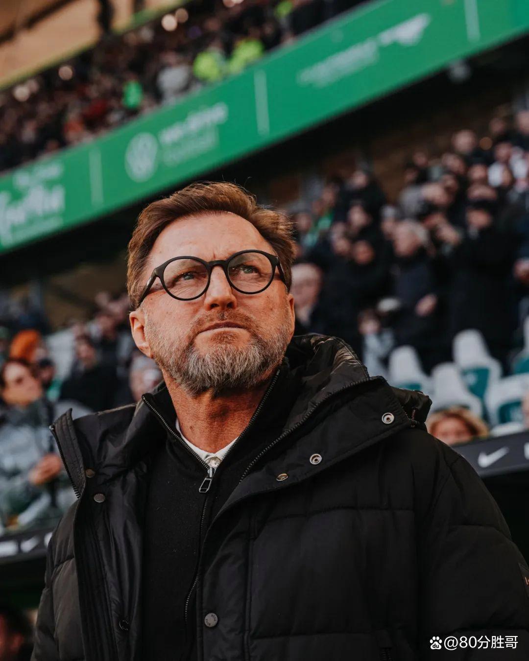 开云下载-沃尔夫斯堡主帅获得年度最佳评选，球队备受关注的简单介绍